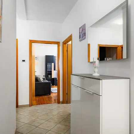 Apartment Lara With Swimming Pool - Paradiz