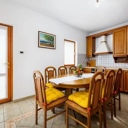 Apartment Lara With Swimming Pool - Paradiz