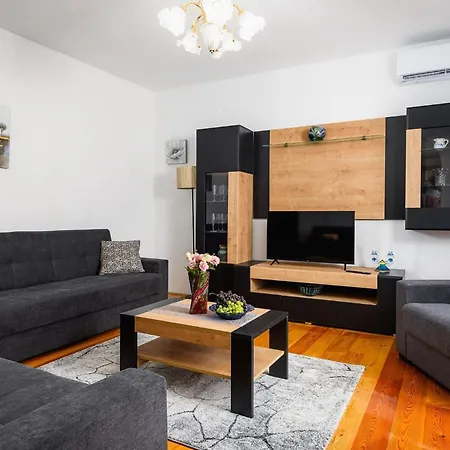 Apartment Lara With Swimming Pool - Paradiz